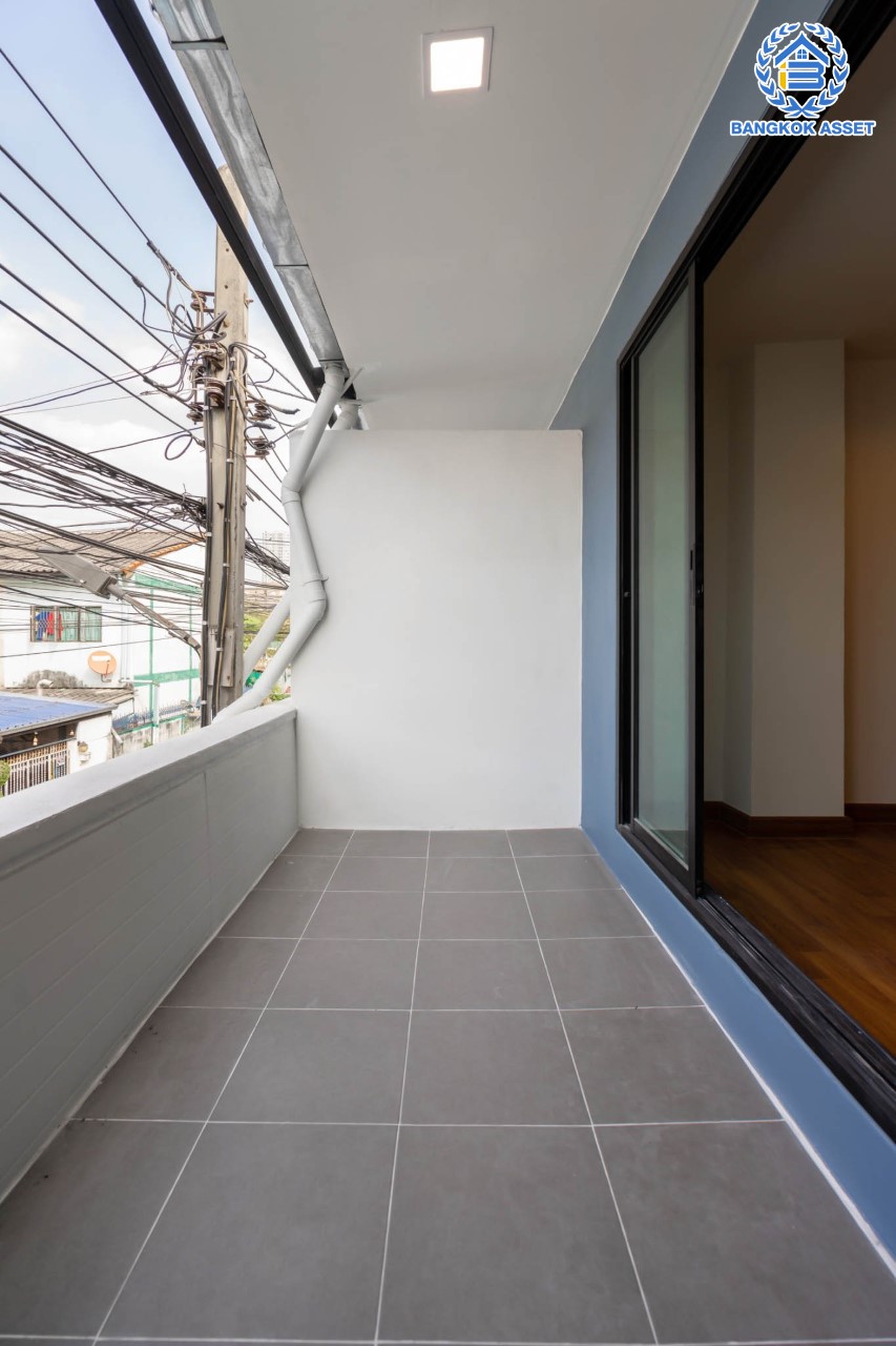 บ้านมือสองตกแต่งใหม่ ติด MRT "สถานีบางกระสอ" ม.นารีนคร รัตนาธิเบศร์ ตอบโจทย์ทุกการอยู่อาศัย ฟังก์ชั่น 2 ห้องนอนใหญ่ 2 ห้องน้ำ ต่อเติมครัวเคาน์เตอร์ และโรงจอดรถ บนทำเลดีที่สุด! ใกล้เซ็นทรัลรัตนาธิเบศร์ และจุดขึ้นทางด่วน "งามวงศ์วาน"